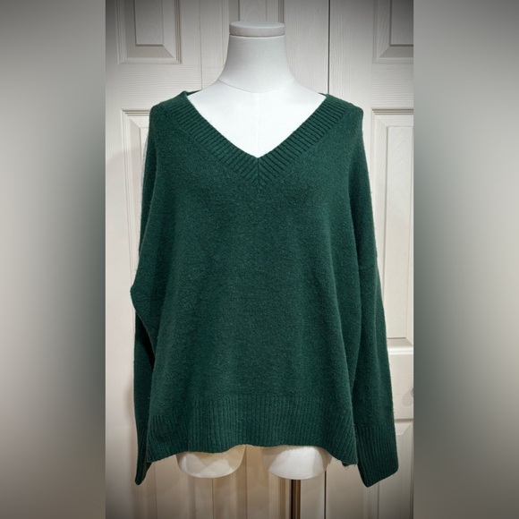 Vince Camuto Sweaters - VINCE CAMUTO Forest Green V-Neck Sweater, side vents, boxy boyfriend EUC